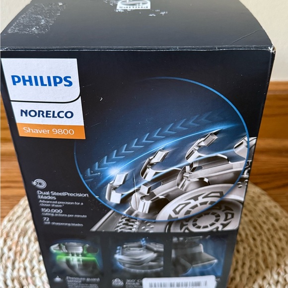 Philips Norelco 9800 Electric Shaver Set - Picture 11 of 12
